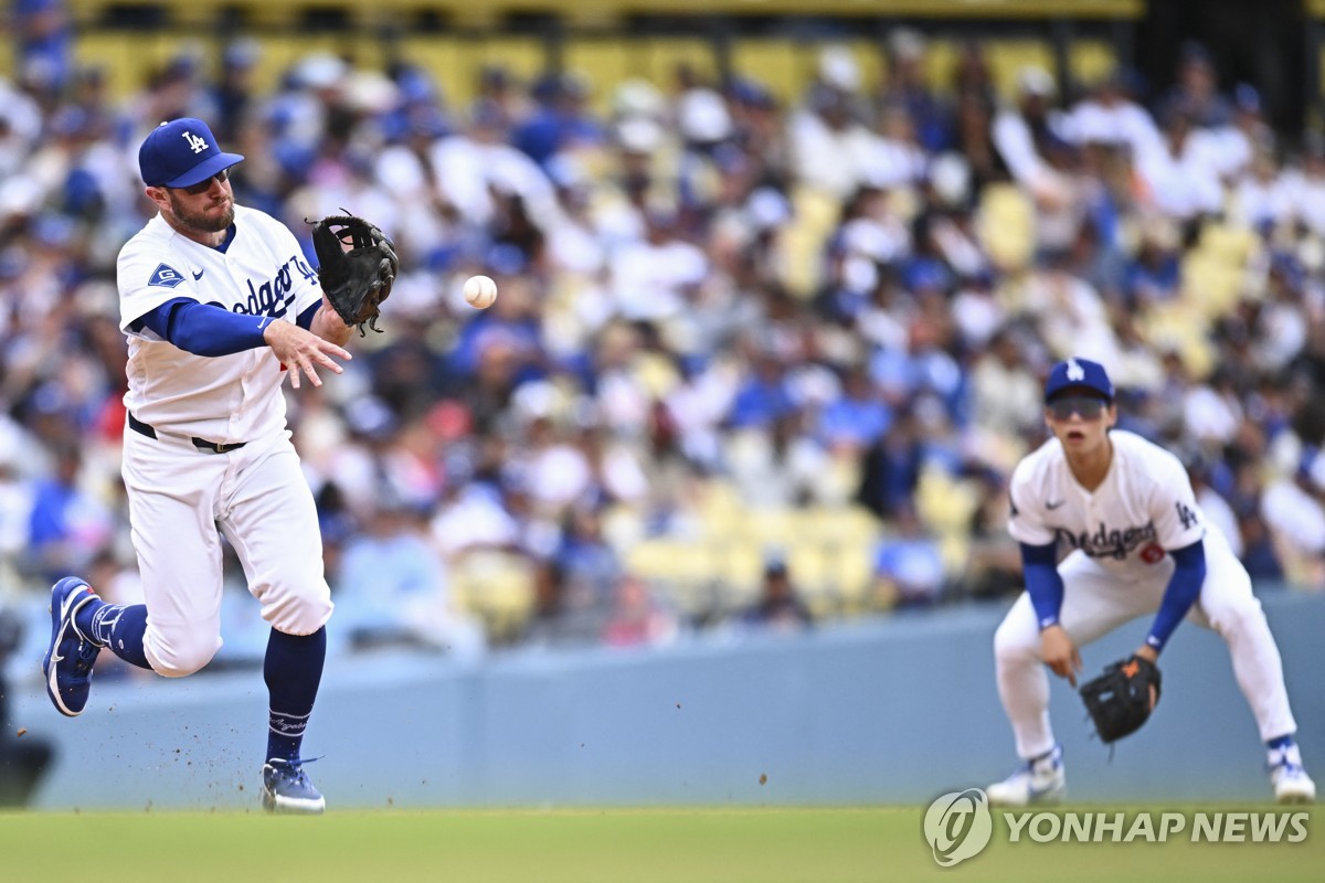 유격수로 출전한 김혜성(오른쪽)
