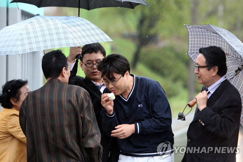 구치소 나서는 미네르바