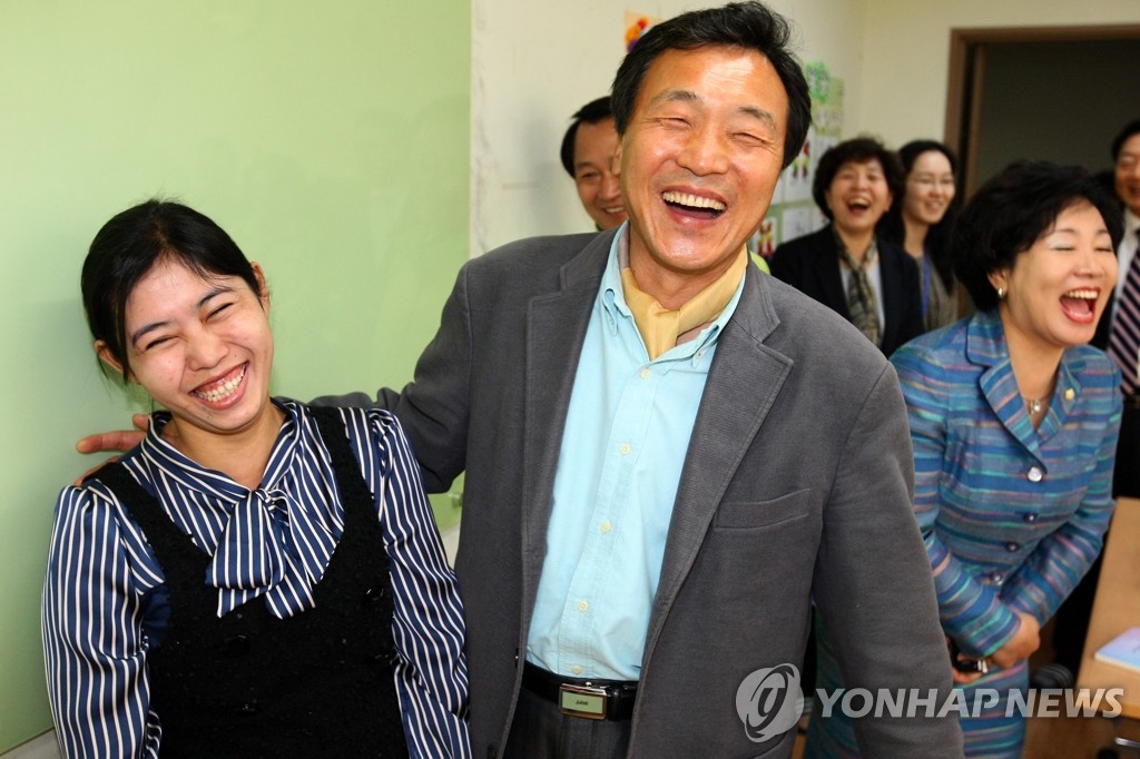 종합복지관 방문한 손학규 전 민주당 대표(자료사진)