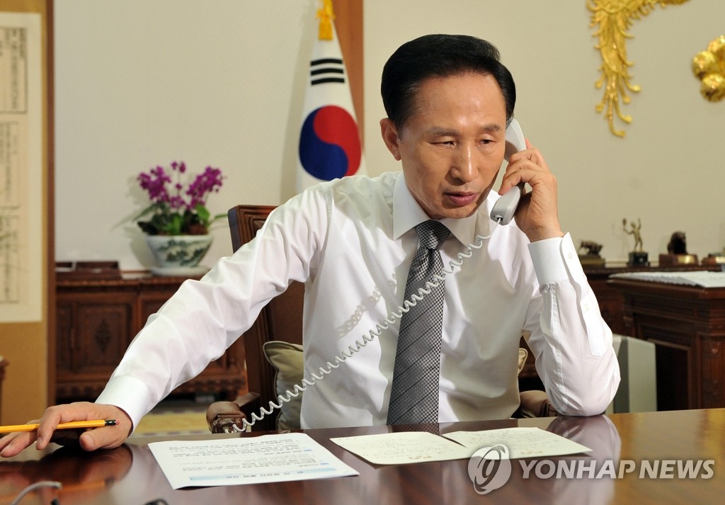 오바마 대통령과 전화통화하는 이 대통령 (자료사진)