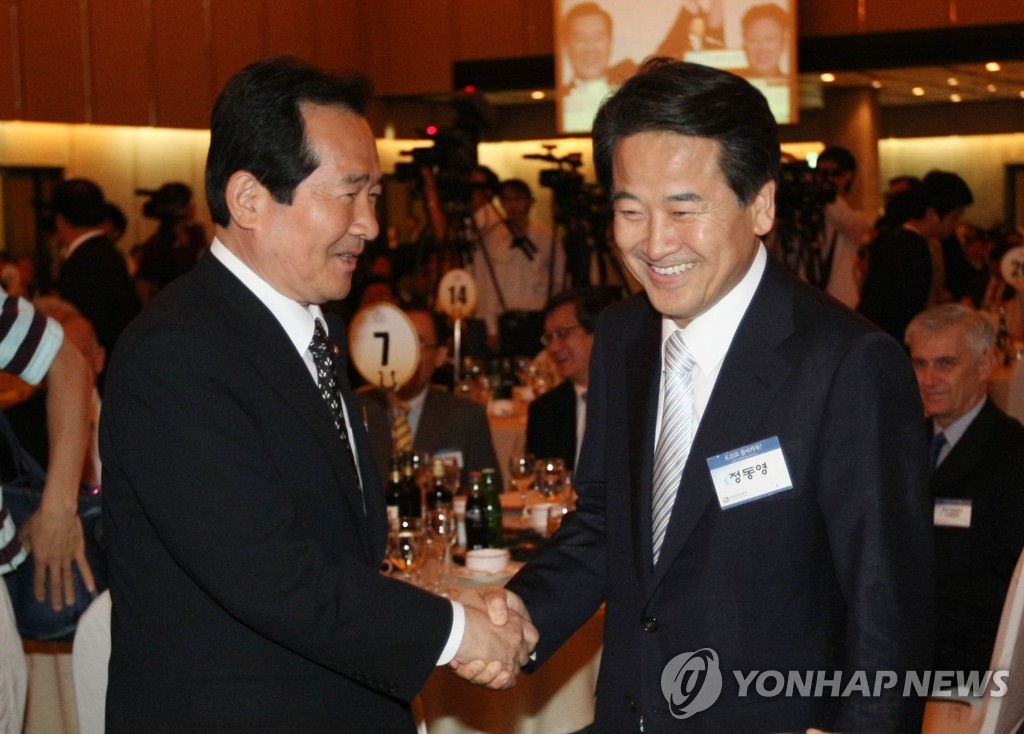 민주당 정세균 대표와 무소속 정동영 의원(자료사진) 