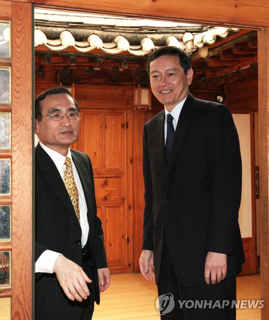 한국과 일본의 북핵 6자회담 수석대표인 위성락 외교통상부 한반도평화교섭본부장(왼쪽)과 사이키 아키타카(齊木昭隆) 외무성 아시아대양주 국장(오른쪽)(자료사진)