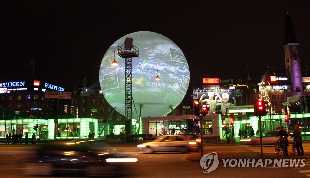 코펜하겐에서 열리는 '호프(희망)'
(코펜하겐=연합뉴스) 김경석 특파원 = 제15차 유엔기후변화협약(UNFCCC) 당사국총회가 열리고 있는 덴마크 코펜하겐 시청 광장에서는 미래의 친환경 기술을 소개하는 '호펜하겐(Hope와 Copenhagen의 합성어로 기후변화회의에서 희망을 만들어야 한다는 의미) 라이브' 행사가 진행되고 있다. 2009.12.11
kskim@yna.co.kr
