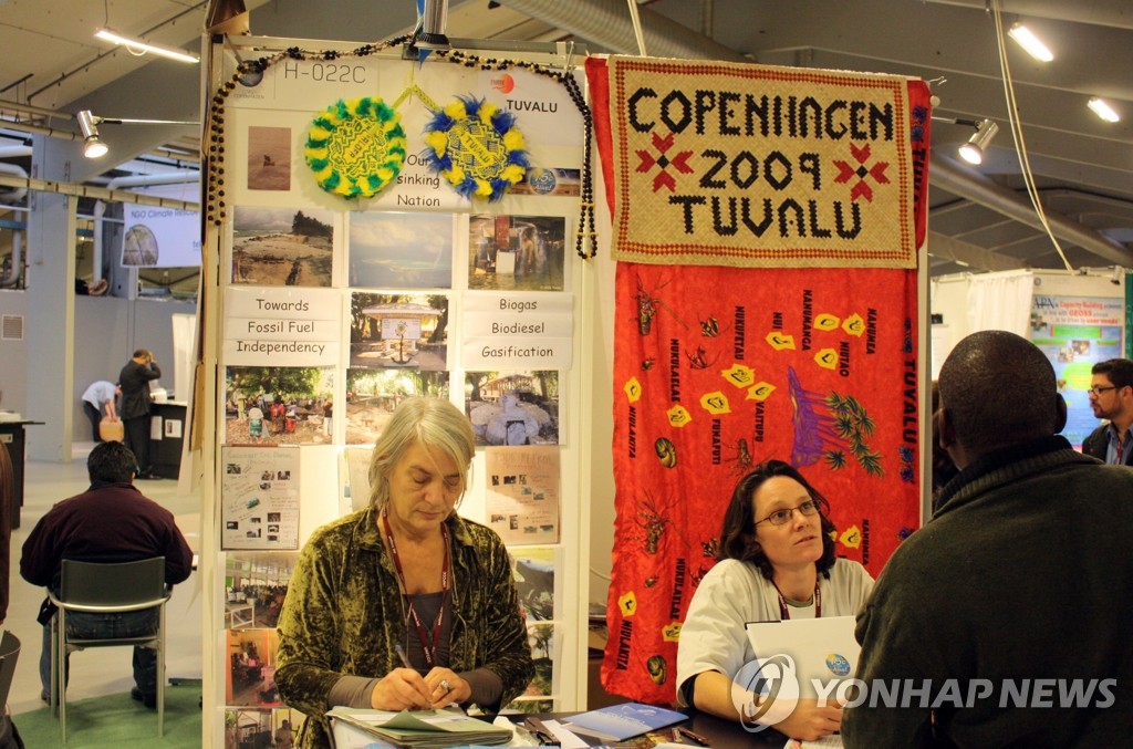 투발루를 구하자
(코펜하겐=연합뉴스) 김경석 특파원 = '투발루를 구하자'라는 구호를 내건 프랑스 환경단체 '알로하 투발루'가 제15차 유엔기후변화협약(UNFCCC) 당사국총회가 열리고 있는 덴마크 코펜하겐의 벨라 센터에서 침수 위험에 직면한 남태평양 섬나라 투발루의 어려운 상황을 알리고 있다. 2009.12.11
kskim@yna.co.kr
