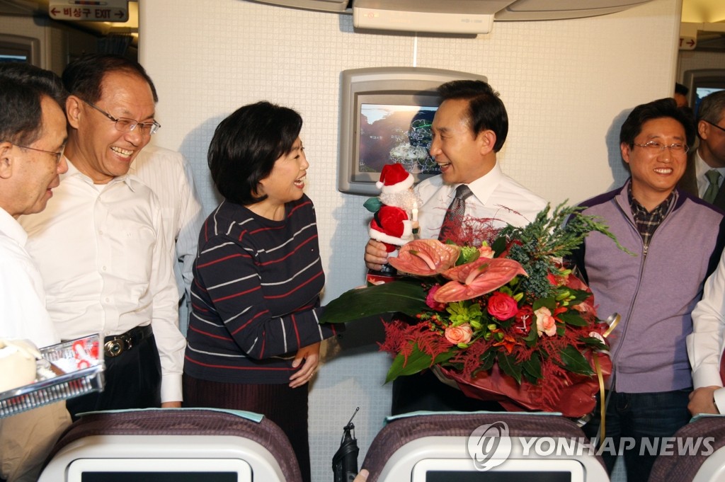 생일선물 받는 이 대통령