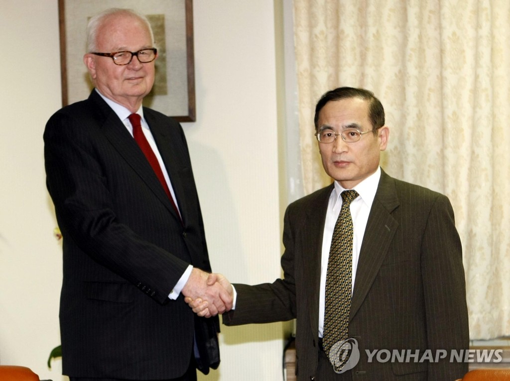 악수하는 보즈워스 특별대표