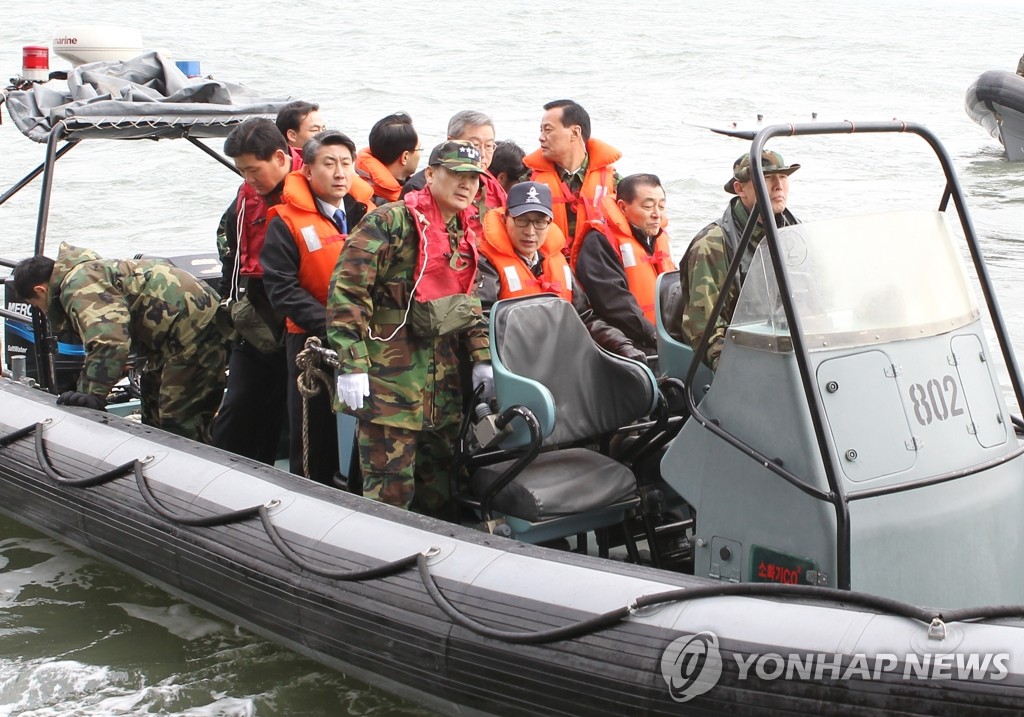 이 대통령, 백령도 천안함 침몰 현장 방문