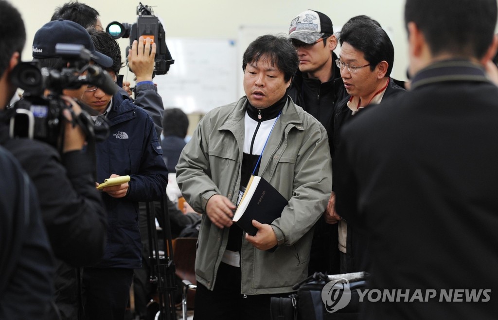 질문에 답하는 이정국 실종자 가족협의회 대표