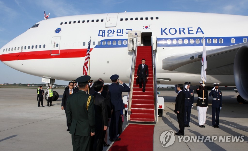 전용기 내려오는 이 대통령
