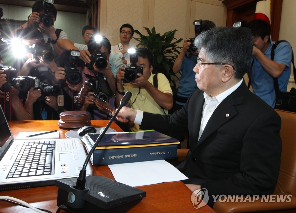 ����������q