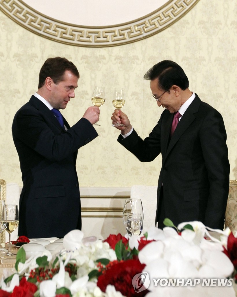 李明博為俄羅斯總統設歡迎晚宴