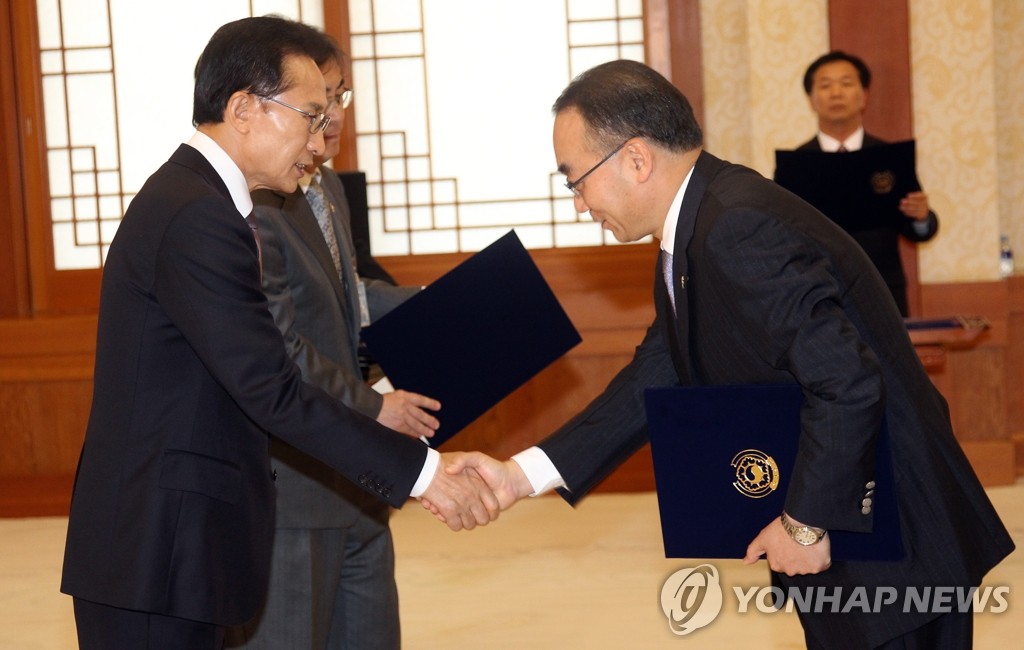 李明博對新任長官授予任命書