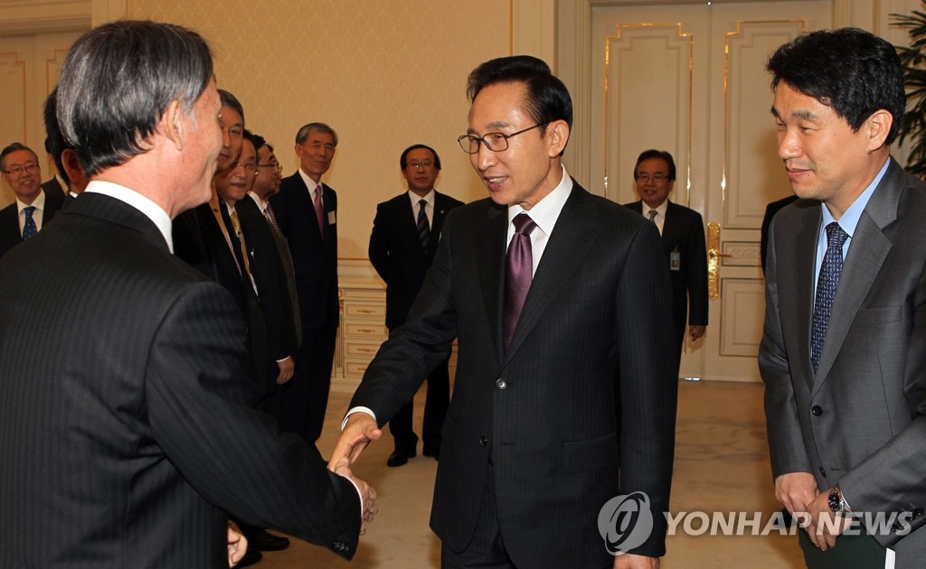 李明博邀請師範大學校長舉行午宴