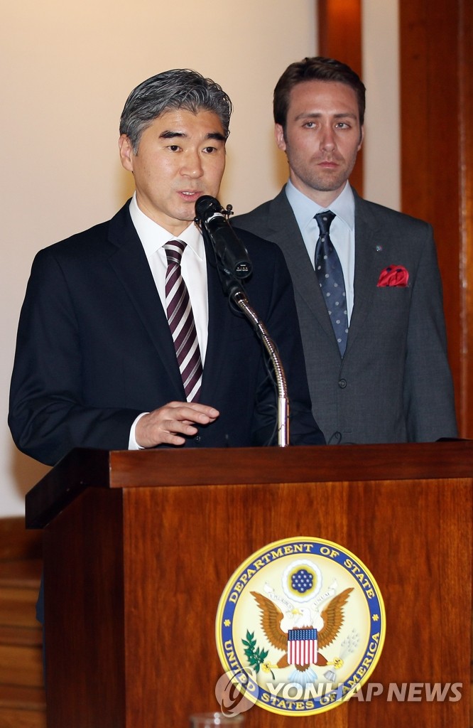 ����b�R���@�շ|�Ѯi��w�ѤWñ�r