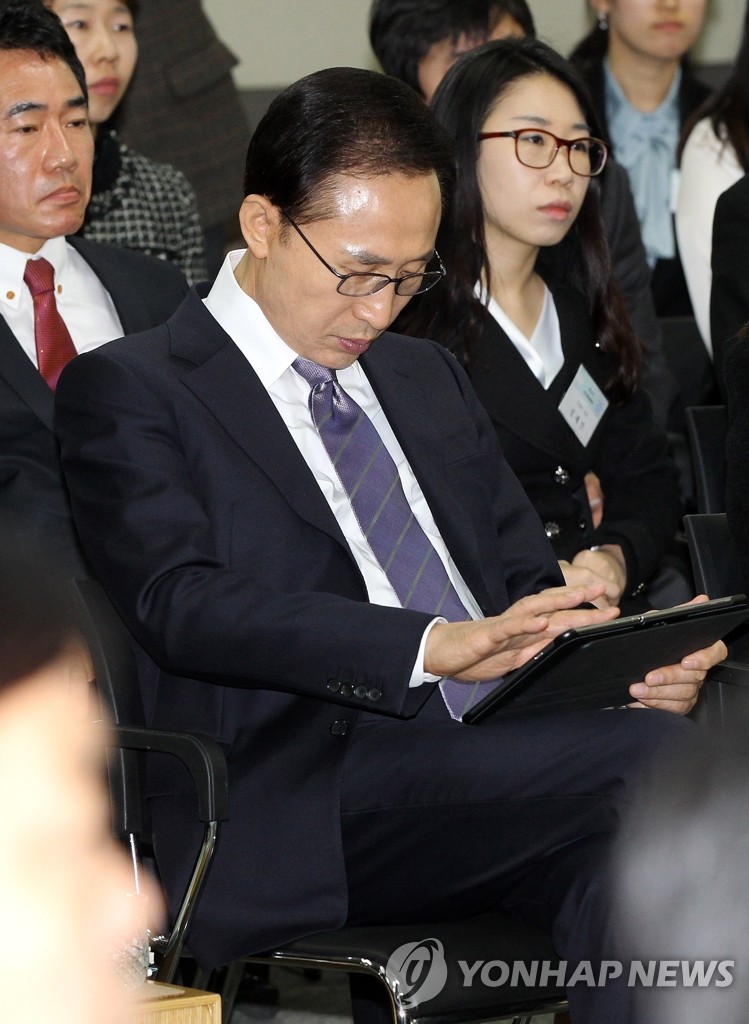 李明博總統用智慧機械察看報告