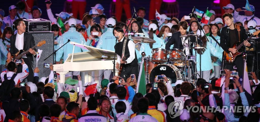 CNBLUE獻唱閉幕式