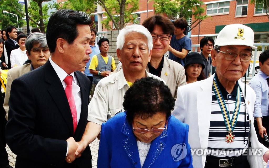 �饻���ΧU�Q�j�x���A�Ҥu��^���D