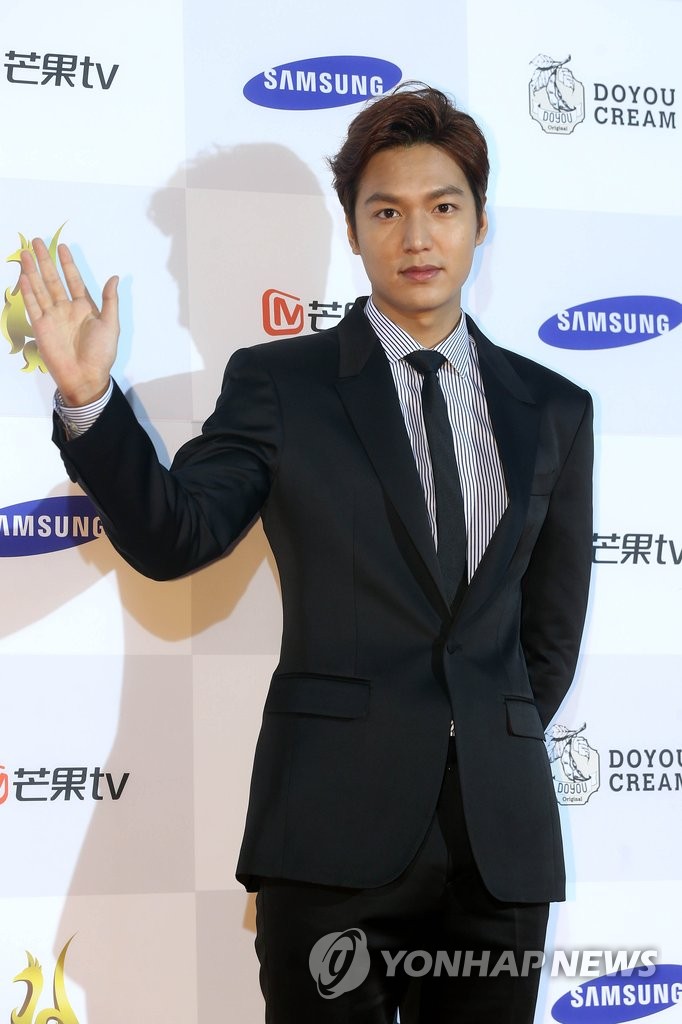 李敏鎬西裝筆挺亮相