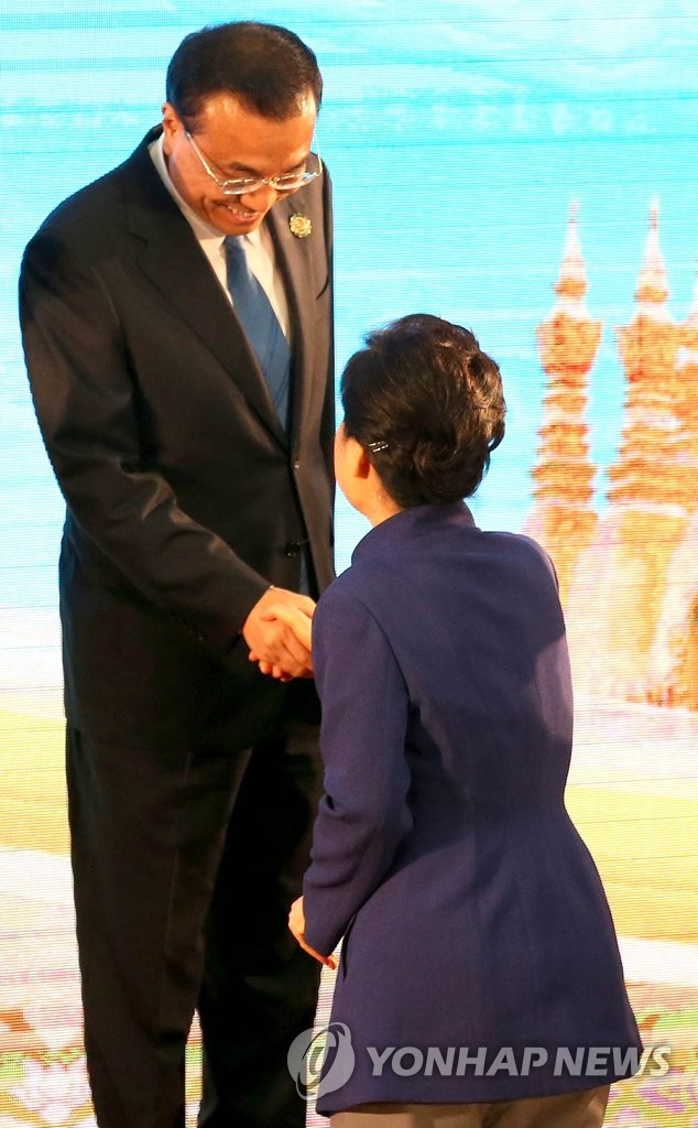 樸槿惠和李克強親切握手