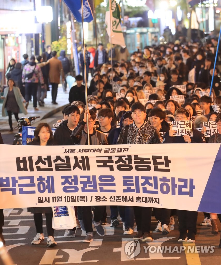 ���j�ǥ͵��Y�ܫ©I�~���Ӵf�U�O