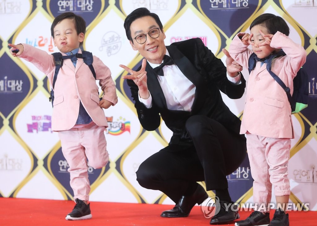 李輝才攜雙胞胎現身