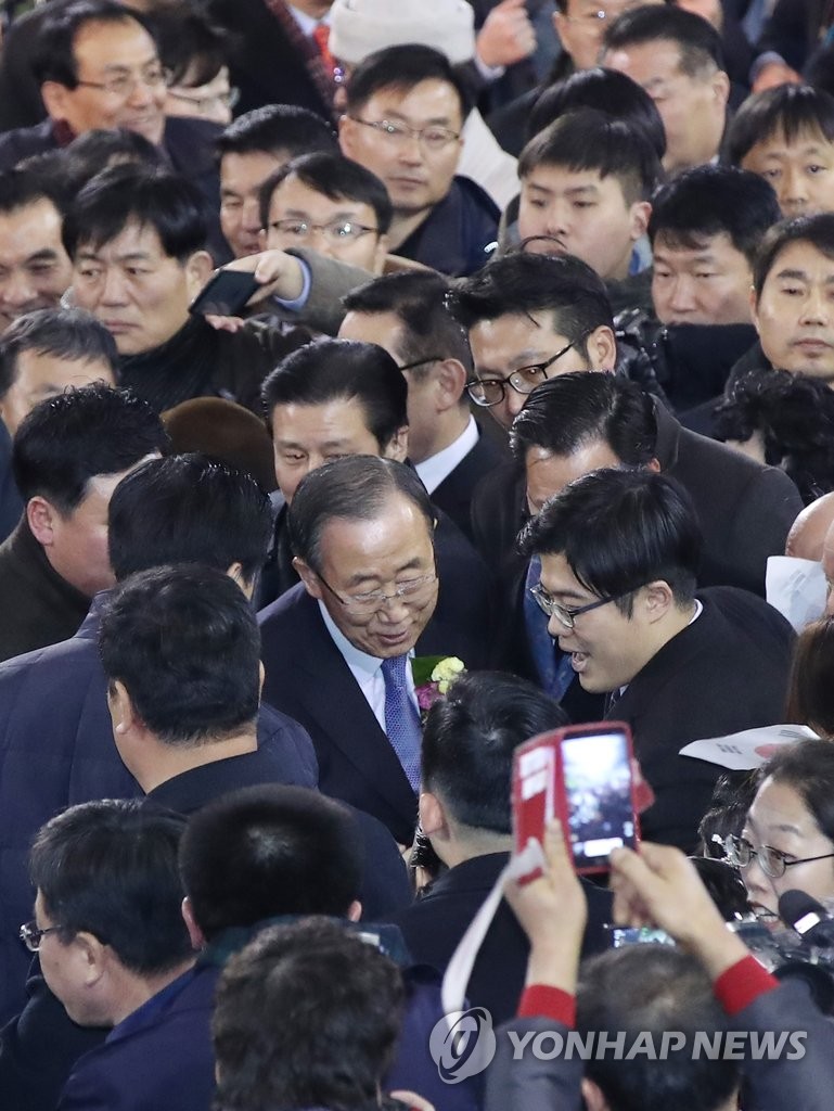 潘基文訪問故鄉引民眾圍觀