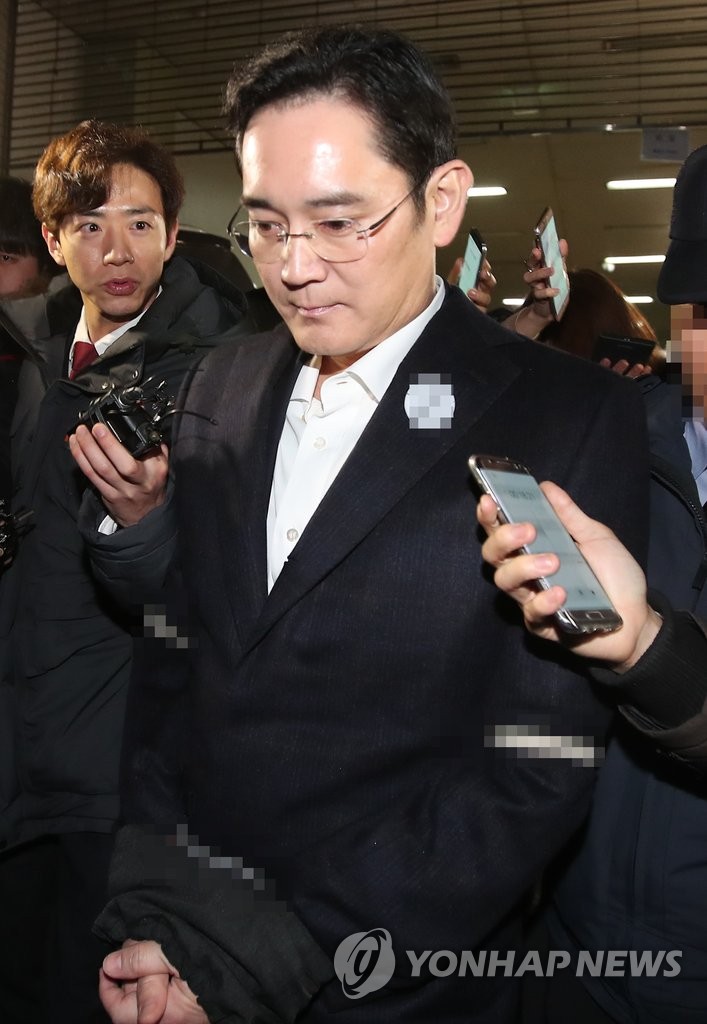 ���b����T�᭫�^�ݦu��