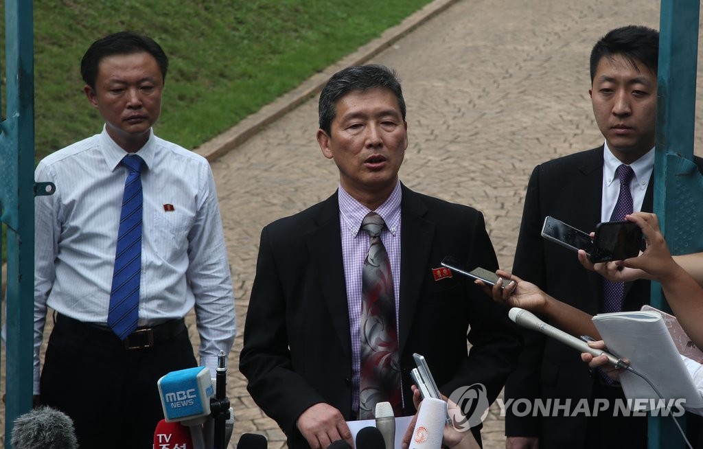 3月2日,在朝鮮駐馬來西亞使館前,率領朝鮮代表團赴馬“收屍”的前常駐聯合國副代表李東日舉行記者會。(韓聯社)