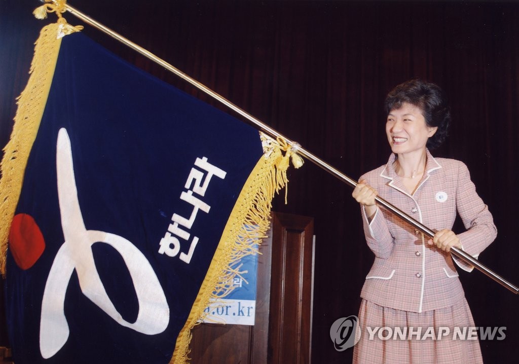 ��ƹϤ��G2004�~�A���Ӵf�b��17����|ĳ������H�j�|�W���R�j��a�Ҫ��ҺX�C�]���p���^