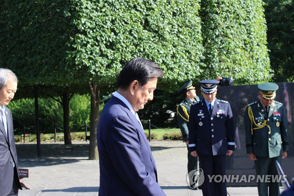 韓總統特使參拜韓戰紀念碑