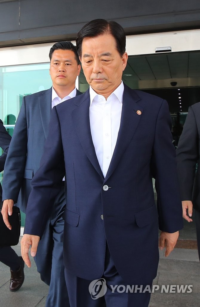 南韓防長韓民求31日下午走出國防部。(韓聯社)