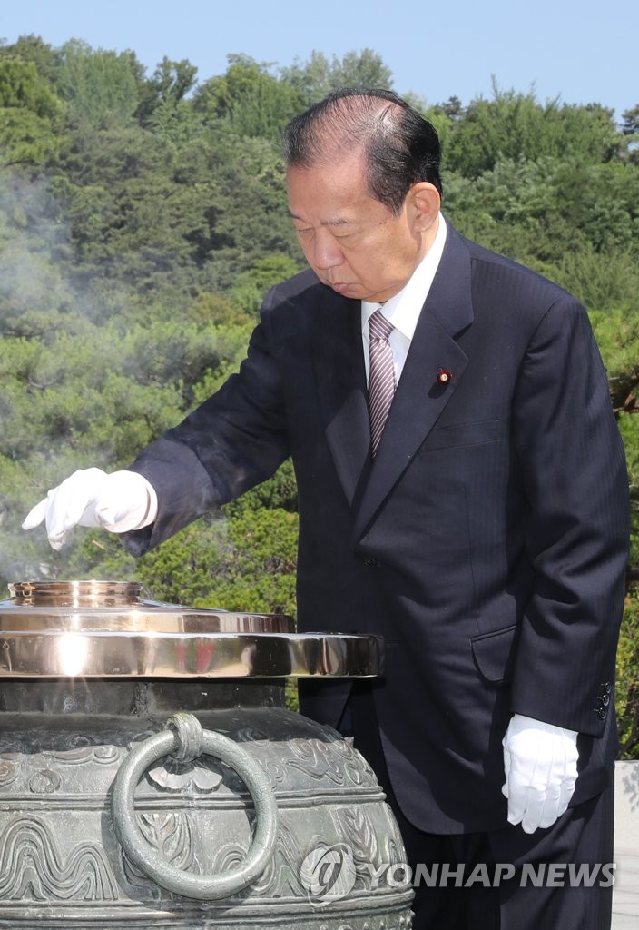 日特使二階俊博在顯忠塔前焚香