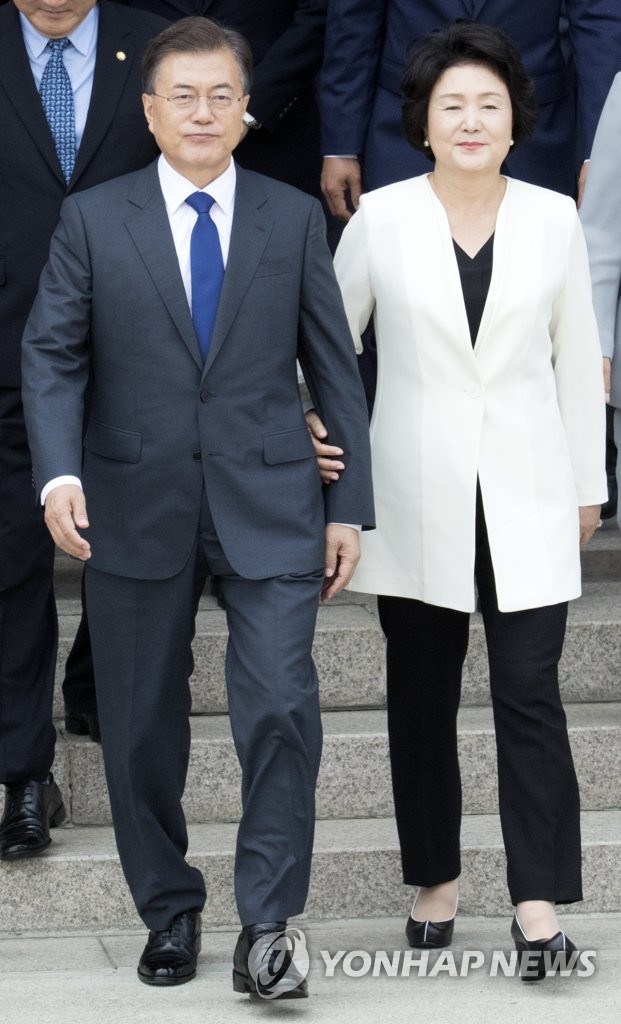 6月28日,南韓總統文在寅(左)攜夫人金正淑女士訪美。(韓聯社)