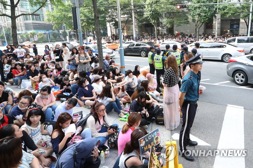 14��W�ȡA�b�����a��ĵ���U���f�A�j��q�g�@���}�l���ݪF���h��C�]���p���^