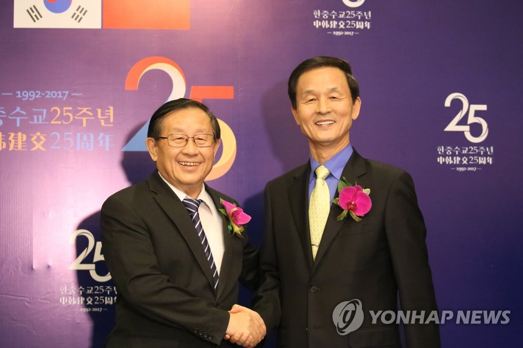 韓駐華大使金章洙與萬鋼握手