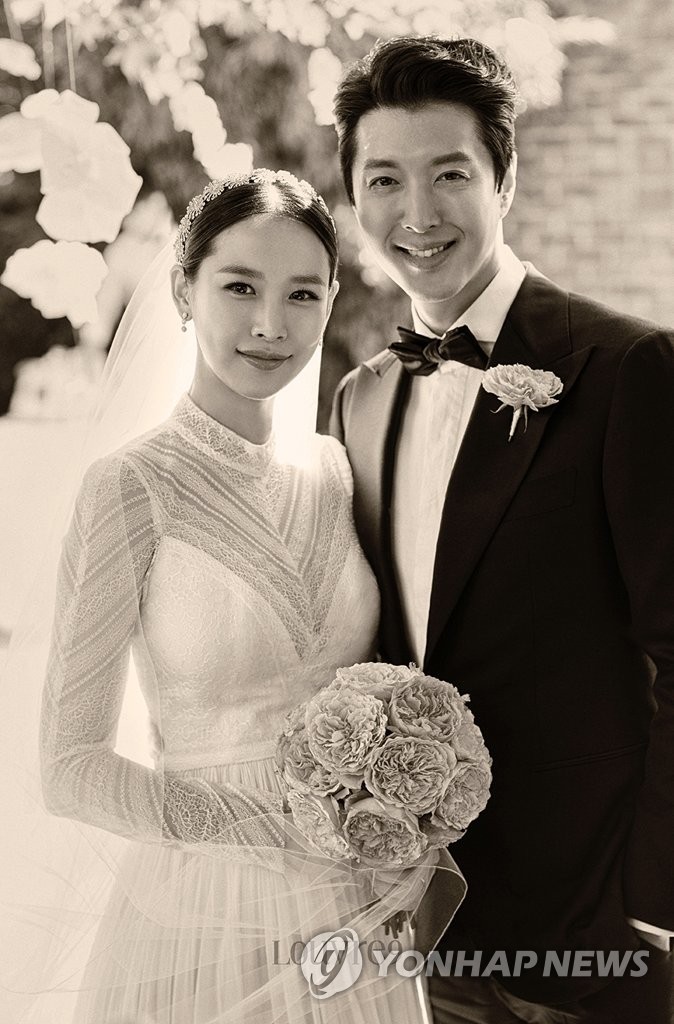 李東健趙允熙曬婚紗照