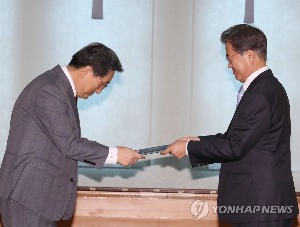 文在寅向駐華大使頒發任命書