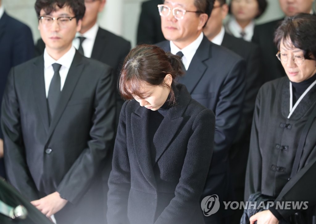 金柱赫生前女友李宥英(左二)出席出殯儀式。(韓聯社)