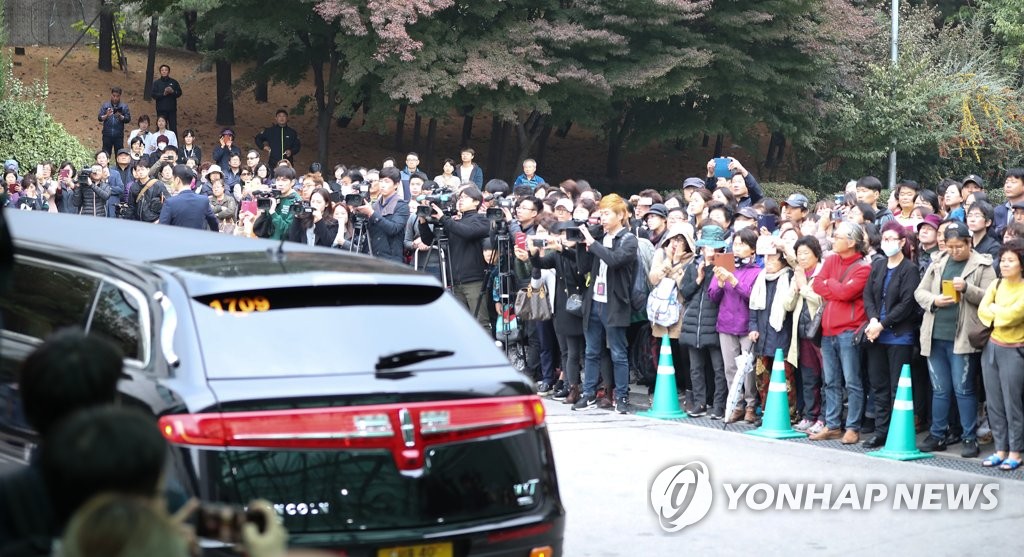 200余名粉絲聚集現場,流淚送別故人。(韓聯社)