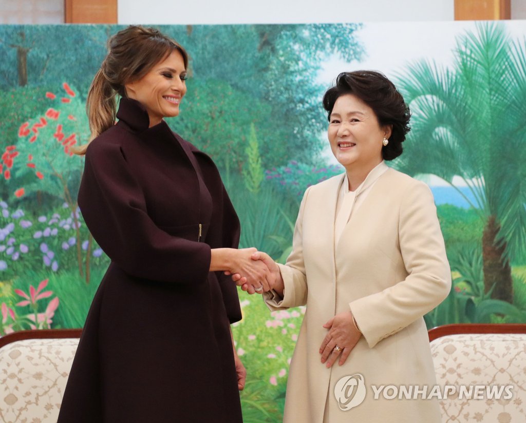 韓美第一夫人握手