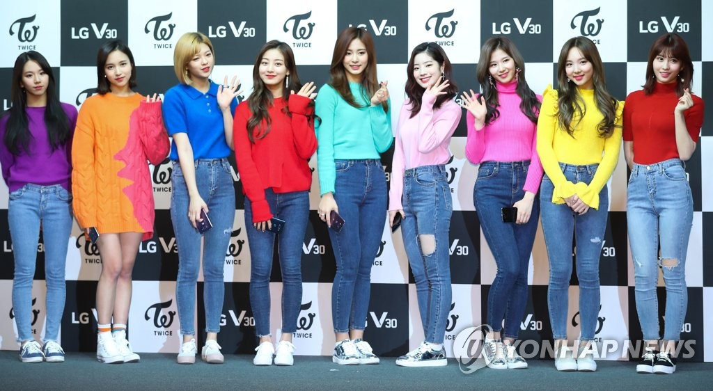 TWICE�G�ۯ���ñ�W�|