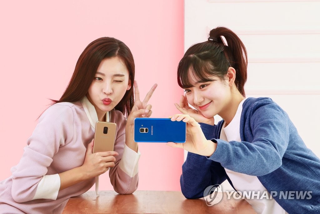 1月5日,模特們用Galaxy A8自拍留念。(韓聯社/三星電子提供)