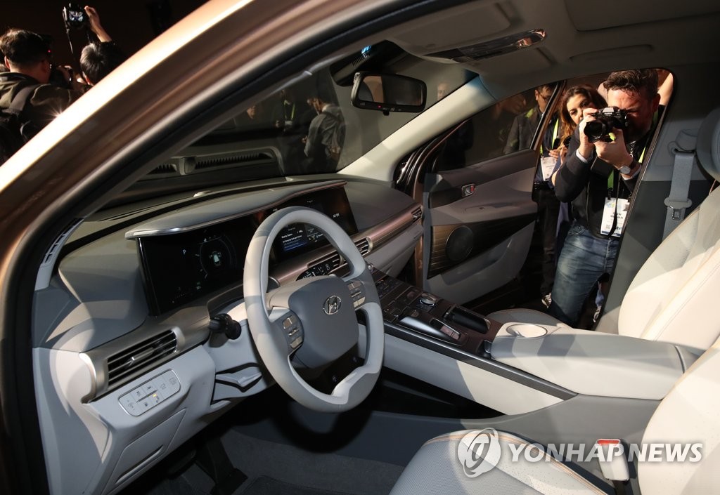 當地時間1月8日,在美國拉斯維加斯,現代旗下全新燃料電池車型“NEXO”首次亮相引大批記者圍觀。(韓聯社)