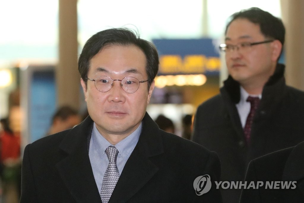 1月10日上午,在南韓仁川機場,李度勳啟程赴美。(韓聯社)