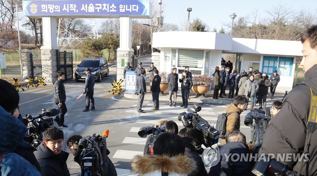 2��5��A�b�����ݦu�ҫe�A�j��C��O�̥����ݧ��b�������C�]���p���^