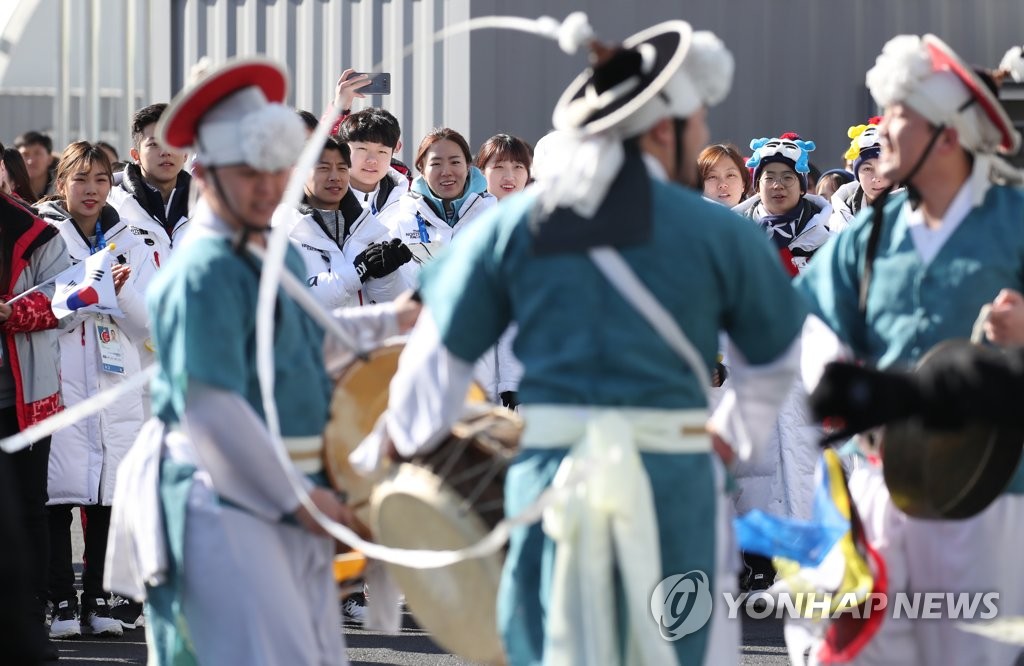 2月7日,在江陵運動員村,南韓體育代表團正在觀看四物遊戲表演。(韓聯社)