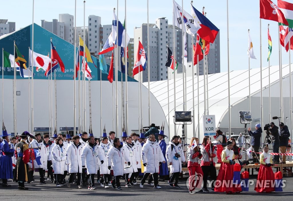 2月7日上午,在江陵運動員村,南韓代表團正在入場。(韓聯社)