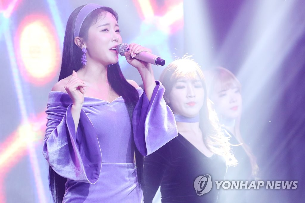 歌手洪真英時隔一年回歸