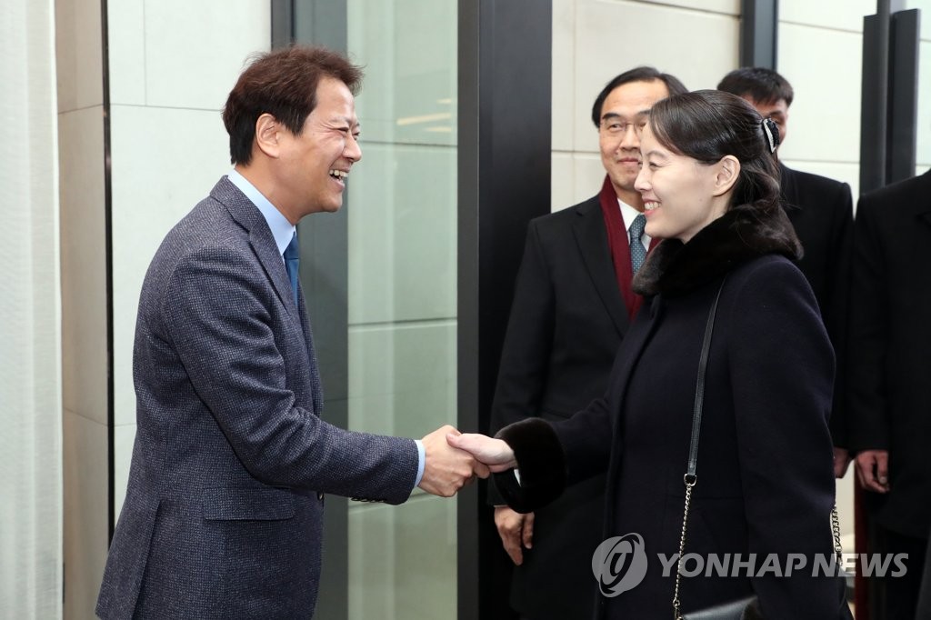 2月11日下午,在首爾一酒店,任鐘晳(左)與金與正在晚宴開始前親切握手。(韓聯社/青瓦臺提供)