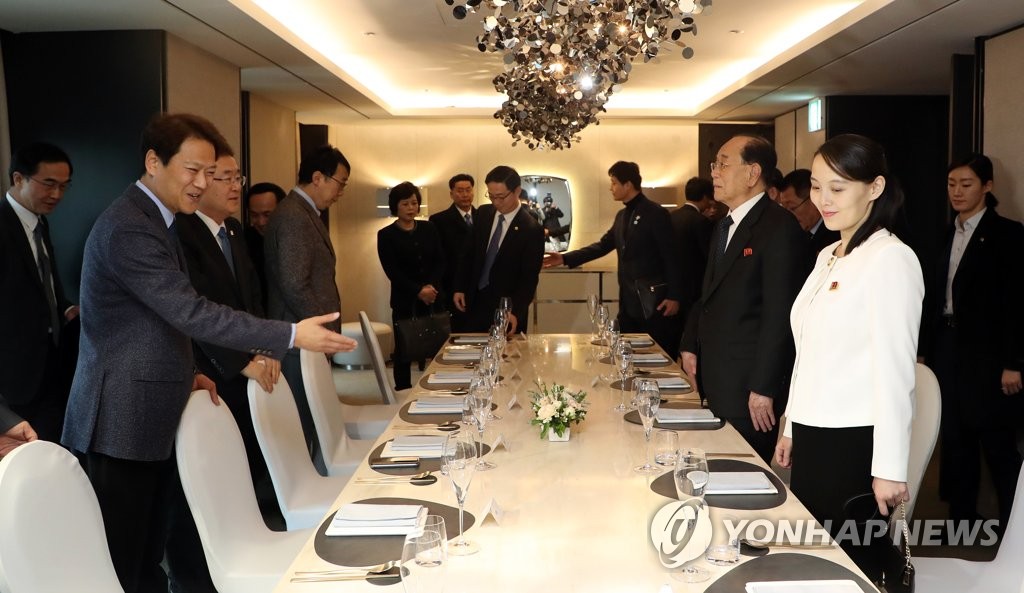 2月11日下午,在首爾一酒店,任鐘晳(左)與朝鮮冬奧高官團一行共進晚餐。(韓聯社/青瓦臺提供)